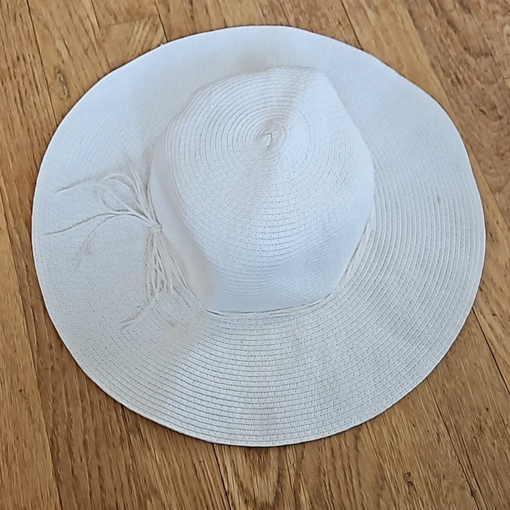 Jaclyn Smith floppy summer straw hat